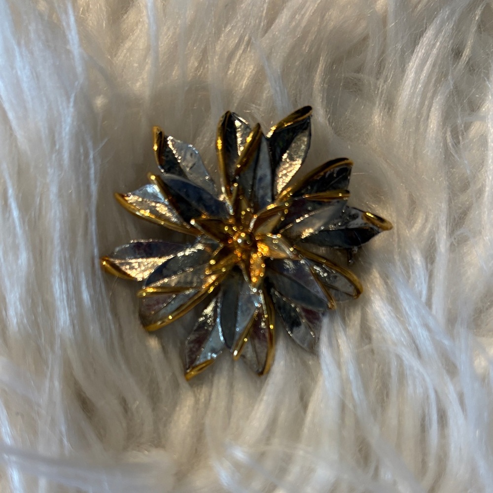 Elegant Gold and Silver Flower Brooch - Picture 2 of 7